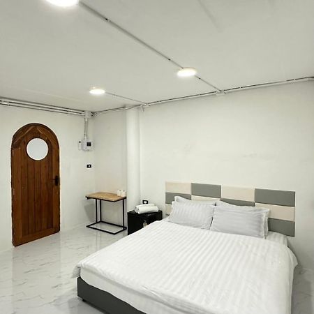 Megun 10 L Apartment Bangkok Exterior photo